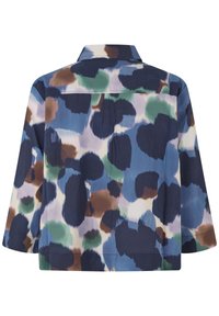 Camicia a maniche corte con bottoni in un motivo astratto multicolore che presenta tonalità di blu, verde e marrone. Dotata di un colletto classico e dettagli con pieghe.