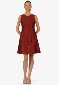 Rotes ärmelloses Kleid mit Blumenmuster und ausgestelltem Rock. Hergestellt aus strukturiertem Stoff, hat einen runden Ausschnitt und ein tailliertes Oberteil.