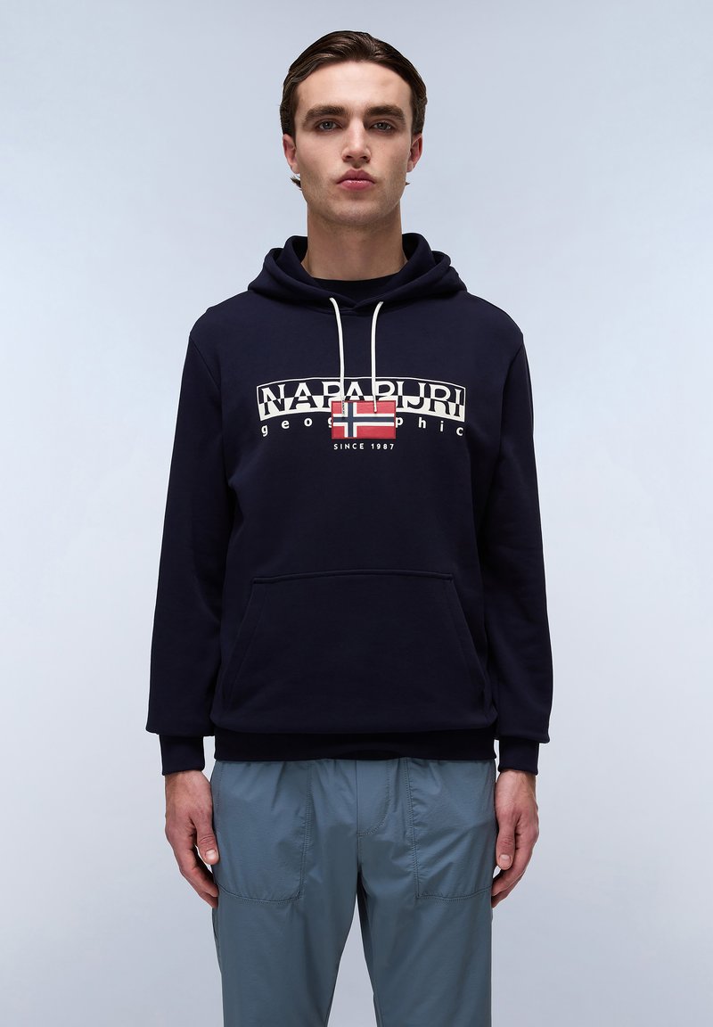Navyblauwe hoodie met een voorzak en witte trekkoorden, voorzien van een grafische logo met een rood-witte vlag. Zachte textuur, casual pasvorm.