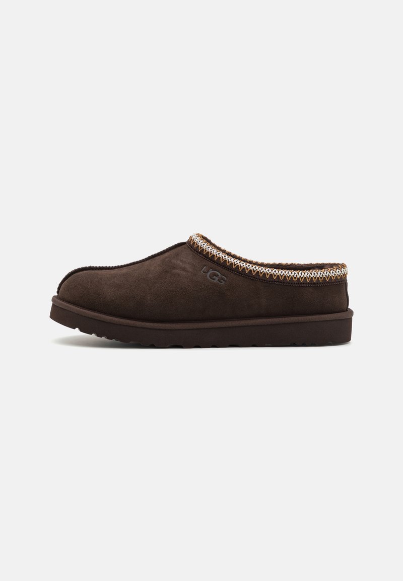 Chaussure lacée en suede brun avec un col à bord tissé texturé et une semelle en caoutchouc plate. Présente un logo sur le côté.