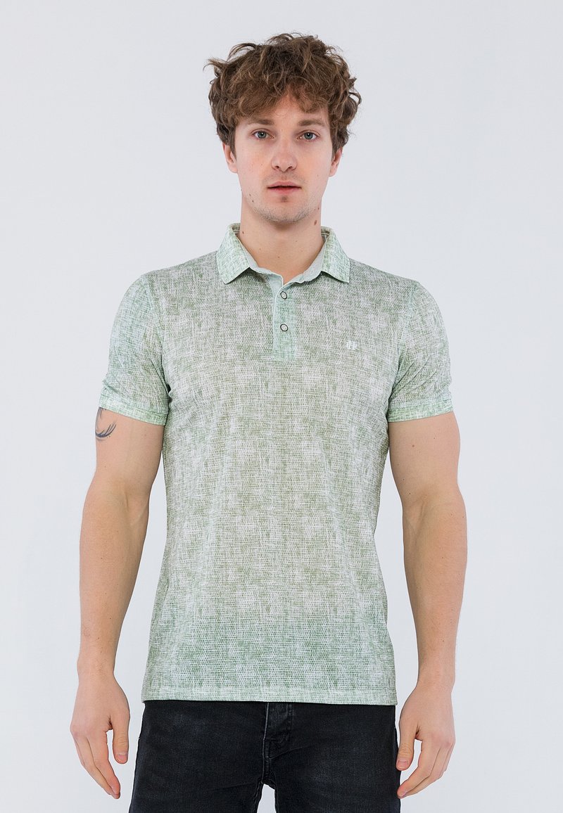 Grøn tekstureret polo skjorte med krave, to knapper og korte ærmer. Designet har et subtilt gradientmønster.