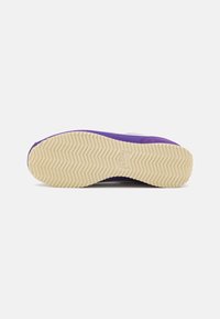 Nike Sportswear CORTEZ - Joggesko - field purple/summit white/alabaster
