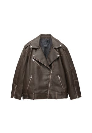 Giacca da motociclista in pelle marrone con colletto a punte, chiusura con zip asimmetrica, numerose tasche con zip e dettagli di cucitura visibili.