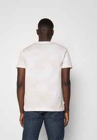 Makia KNOT UNISEX - T-shirt estampada - sahara