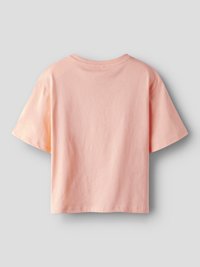 Bombažna majica s kratkimi rokavi v koralno roza barvi, z okroglim izrezom in sproščenim krojem. Gladek otip in raven rob na spodnjem delu. Prikazan zadnji pogled.
