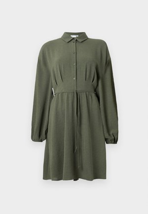 Robe à boutons couleur vert olive, fabriquée en tissu texturé. Elle présente un col, des manches longues, des poignets élastiques et une taille cintrée par un lien pour la forme.