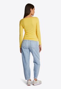 Rich & Royal MIT GESMOKTEM V-NECK - Langarmshirt - sunkissed