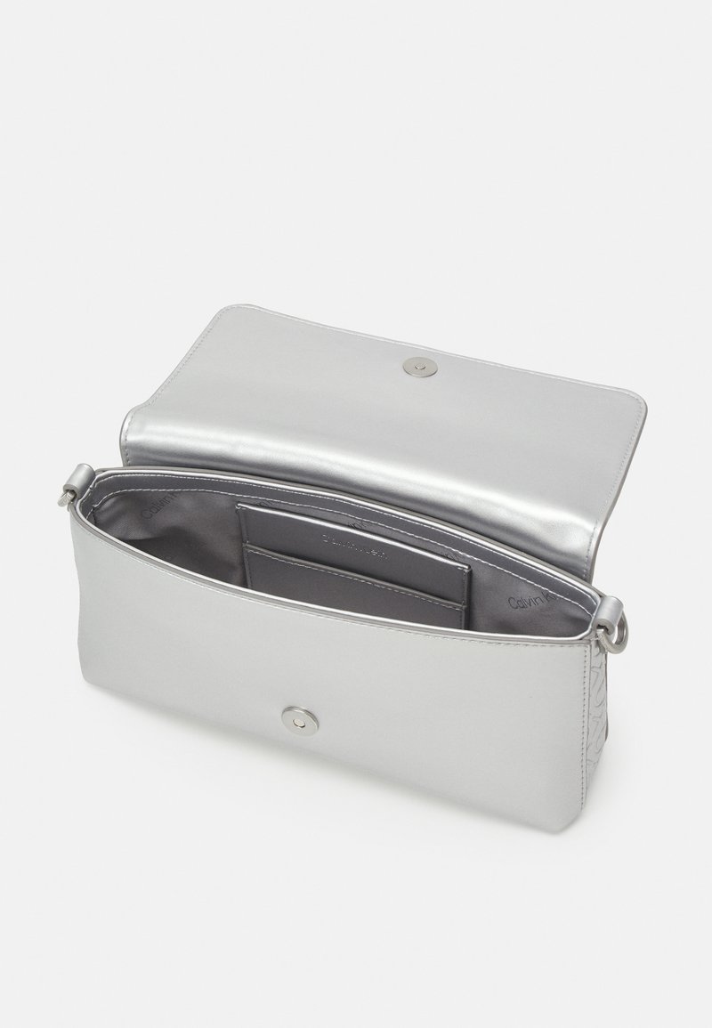 Calvin Klein MUST SHOULDER BAG - Umhängetasche - silver