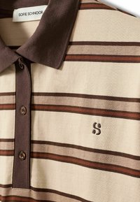 Polo beige avec des rayures horizontales marron et rouille, col marron et patte de boutonnage, et petit "S" brodé sur la poitrine.