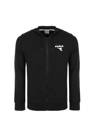 Felpa nera con zip integrale, cappuccio con coulisse e logo Diadora bianco sul petto a sinistra, maniche lunghe e tasche frontali.