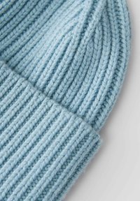 Lichtblauwe gebreide beanie met ribbeltextuur en een omgeslagen rand. Gemaakt van zacht garen, met een gelijkmatige steek en een gezellige uitstraling.