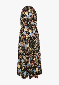 Maxikleid mit floralen Mustern auf schwarzem Hintergrund, bunten Blumen in Gelb, Blau und Pink, tailliert mit einem fließenden Rock.