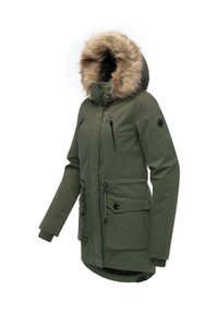 Parka verde con cappuccio foderato in pelliccia, due tasche frontali, tasche sul petto con zip, vita regolabile con cordino e polsini a costine.