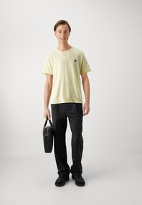 Tommy Jeans TJM REG BADGE TEE EXT - Camiseta básica - lemon zest