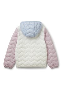 Gequilted jack met een lichtblauwe capuchon, een witte body en een lichtroze mouwen, voorzien van chevronstiksels en elastische manchetten, weergegeven vanuit de achterkant.