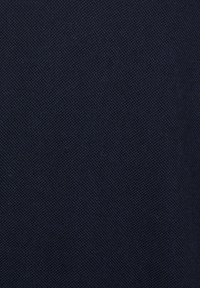 Marineblaue, strukturierte Stoffoberfläche mit einem feinen, gewobenen Muster. Glatte Oberfläche mit leichtem Glanz, geeignet für Polsterungen oder Kleidungsstücke.