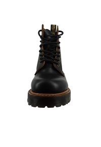 Czarne skórzane botki za kostkę z okrągłym noskiem, brązowym przeszyciem i teksturowaną gumową podeszwą. Posiadają czarne sznurówki i markowy uchwyt.