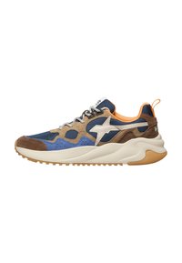 Sneakers multicolori realizzati con un mix di materiali blu, marroni e beige, con una parte superiore testurizzata, un logo prominente e una suola bianca spessa.