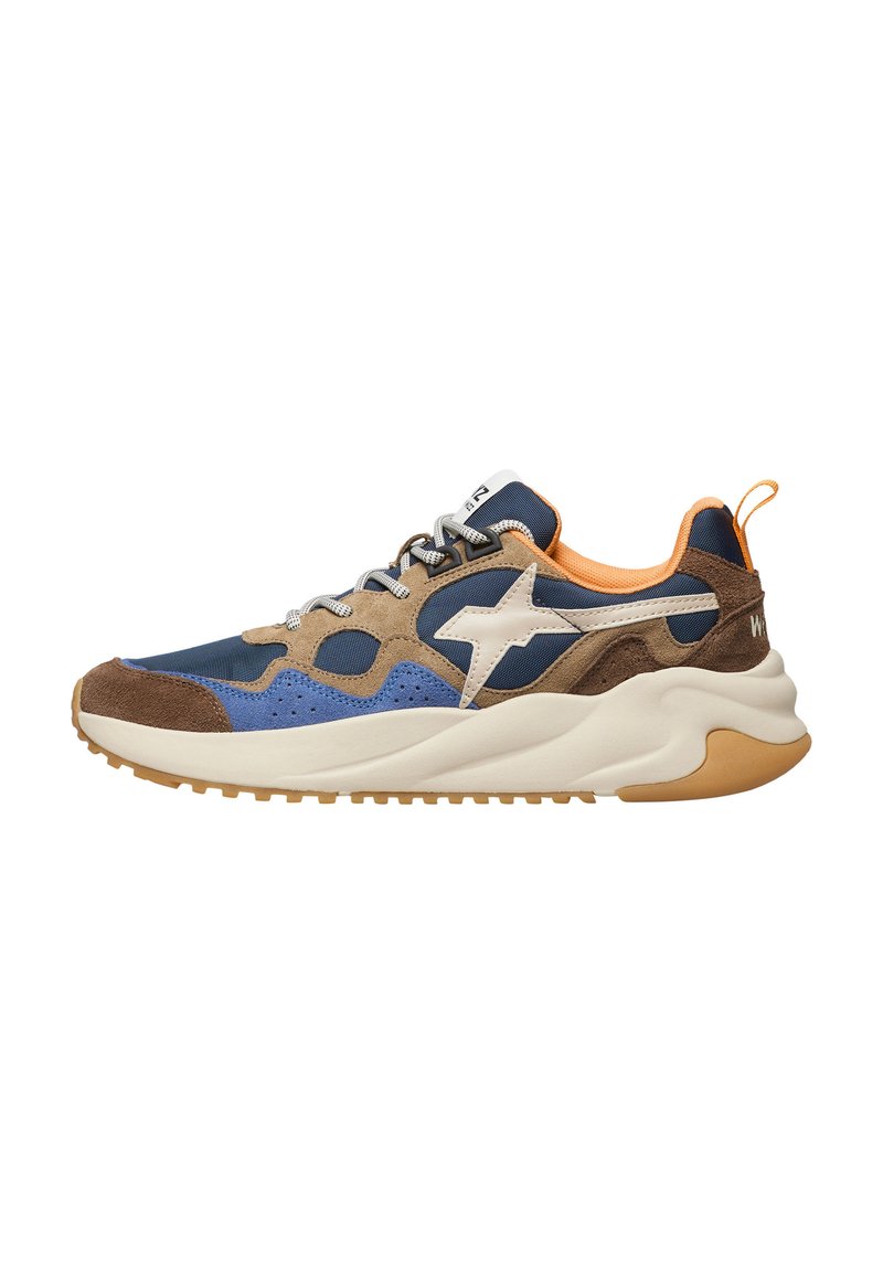 Sneakers multicolori realizzati con un mix di materiali blu, marroni e beige, con una parte superiore testurizzata, un logo prominente e una suola bianca spessa.
