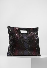 Stor svart och vinröd handväska med snake-mönster och en slät textur, accentuerad med silvernipplar och ett rektangulärt urtagshandtag.