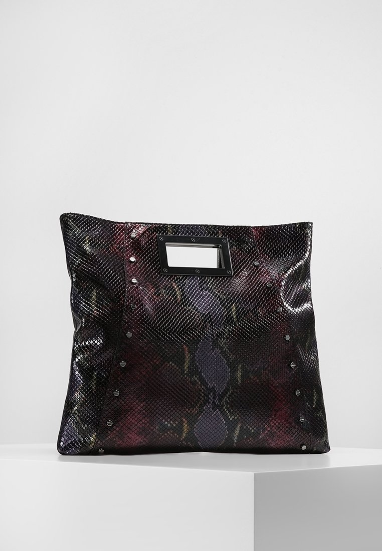 Stor svart och vinröd handväska med snake-mönster och en slät textur, accentuerad med silvernipplar och ett rektangulärt urtagshandtag.