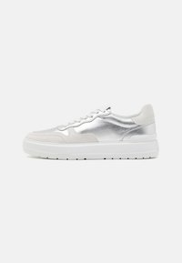 Sneaker argento e bianco con un mix di pelle metallizzata e camoscio, caratterizzata da una suola bianca spessa e lacci piatti.