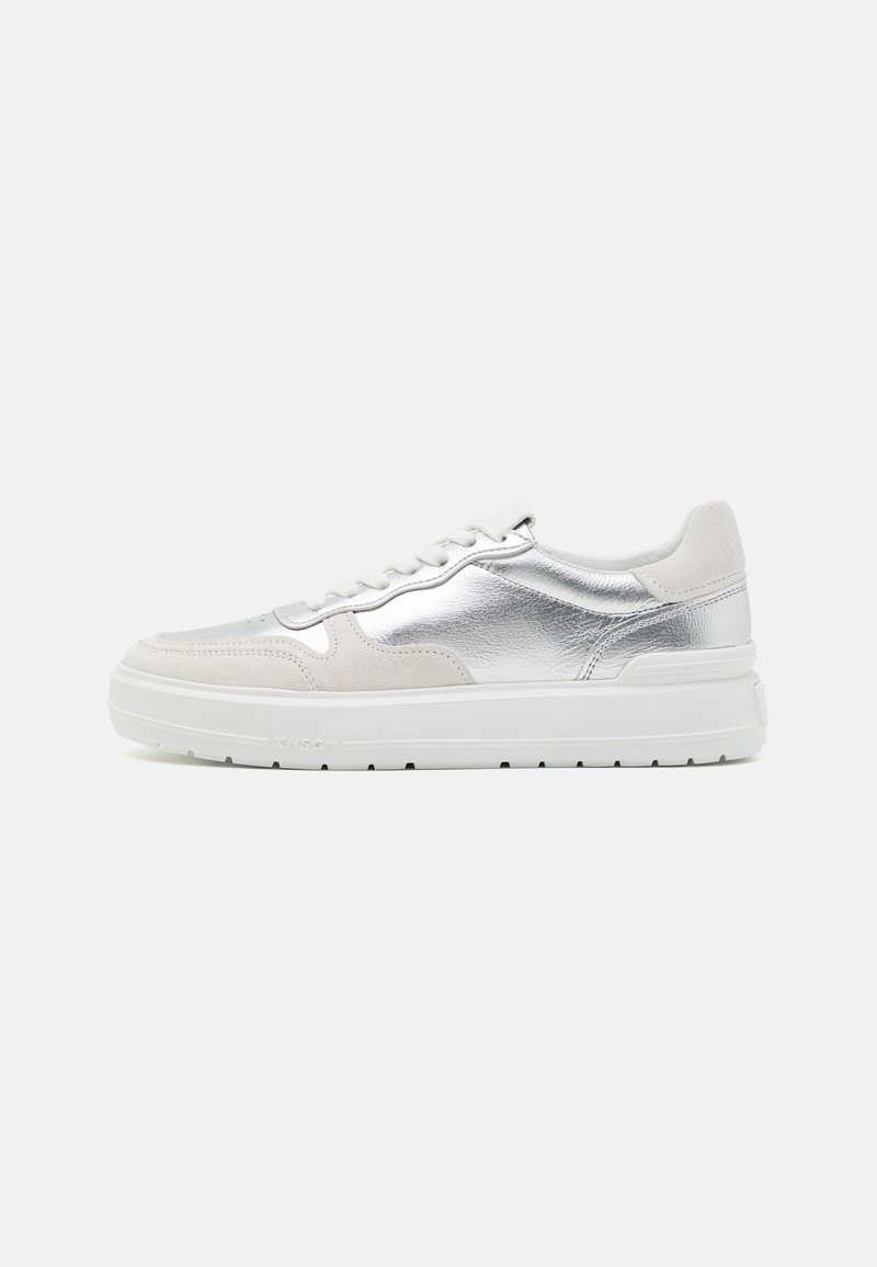 Sneaker argento e bianco con un mix di pelle metallizzata e camoscio, caratterizzata da una suola bianca spessa e lacci piatti.