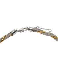 Srebrna bransoletka z siateczki z małymi złotymi koralikami, z zapięciem typu lobster i regulowanym przedłużeniem na białym tle.