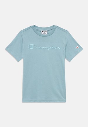 Ανοιχτό μπλε κοντομάνικο T-shirt με λαιμόκοψη και κεντημένο το "Champion" στο στήθος και μικρό λογότυπο στο αριστερό μανίκι.
