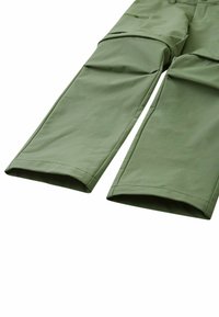 Grüne Cargo-Hosen aus leichtem Material, mit geradem Schnitt, weitem Bein und mehreren Taschen. Die Textur ist glatt mit genähten Nähten.