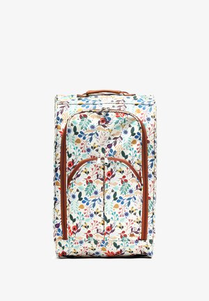 Maleta con un patrón floral en varios colores; cuenta con acentos marrones, un asa superior y un bolsillo frontal con cremallera.