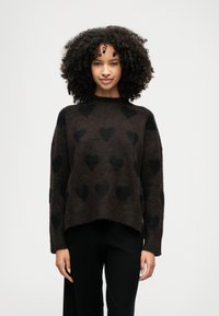 Καφέ πλεχτό πουλόβερ με μαύρα σχέδια καρδιάς, στρογγυλή λαιμόκοψη και χαλαρή εφαρμογή; μαλακή υφή με ελαφρώς μεγαλύτερο πίσω στρίφωμα.