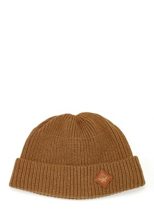 Braune Strickmütze mit gerippter Textur. Verfügt über einen umgeschlagenen Rand und ein hellbraunes Lederpatch mit einem Emblem an der Seite.