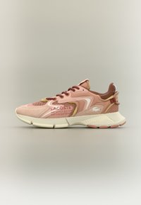 Lacoste sportcipők rózsaszín hálós felsőrésszel, velúr részletekkel, fehér és bézs díszítéssel, texturált talppal és kontrasztos gumitalppal.