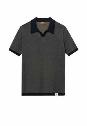 Donkergrijze polo van gebreid stof met korte mouwen, zwarte kraag, manchetten en zoom, met een klein wit label aan de onderkant.