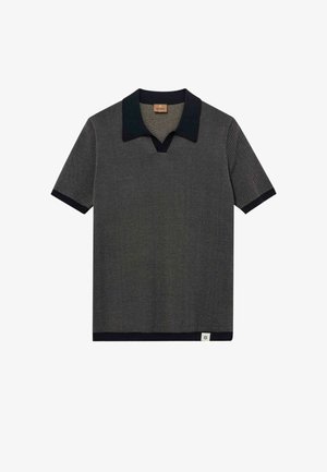 Rövid ujjú, sötétszürke kötött póló fekete gallérral, mandzsettával és szegéllyel, alján apró fehér címkével.