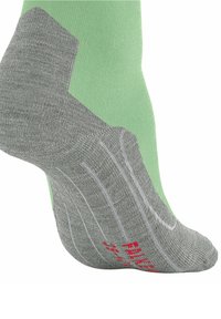 Calzino sportivo verde e grigio con un tallone grigio rinforzato, strisce bianche e lettering rosso sulla suola; tessuto a maglia testurizzato.