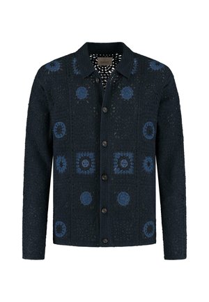 Cardigan lavorato a maglia blu navy con un motivo testurizzato e motivi floreali blu, con chiusura a bottoni e un design di colletto classico.