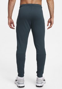 Nike Performance TAPER - Træningsbukser - deep jungle black