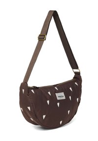 Bruine nylon schoudertas met witte hartpatronen, gebogen vorm, textuurstof en een rits in goudkleur met een stoffen schouderband.