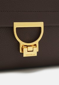 Coccinelle ARLETTIS SIGNATURE - Rokassoma - fondant brown