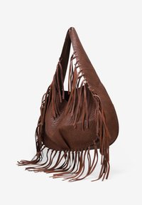 Bolso de cuero marrón con detalles de flecos, forma curva y superficie texturizada. Presenta una larga correa para el hombro y un diseño no estructurado.