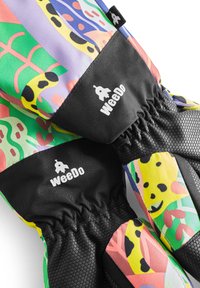 Des gants d'hiver colorés arborant un mélange de motifs vibrants en vert, rose et bleu, avec un poignet texturé noir et un logo.