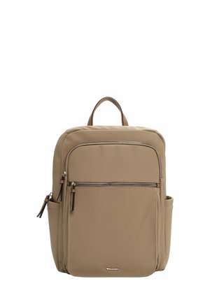 Zaino beige realizzato in materiale liscio, dotato di maniglia superiore, più scomparti con zip e tasca laterale. I tirazip hanno dettagli in pelle.