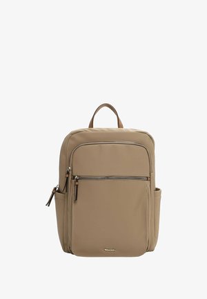 Mochila beige hecha de un material suave, que presenta una asa superior, múltiples compartimentos con cremallera y un bolsillo lateral. Los tiradores de la cremallera tienen acentos de cuero.