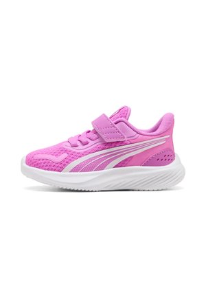 Zapatilla deportiva rosa para niños con suela blanca, cierre de velcro y parte superior de malla, diseñada para comodidad y uso activo.