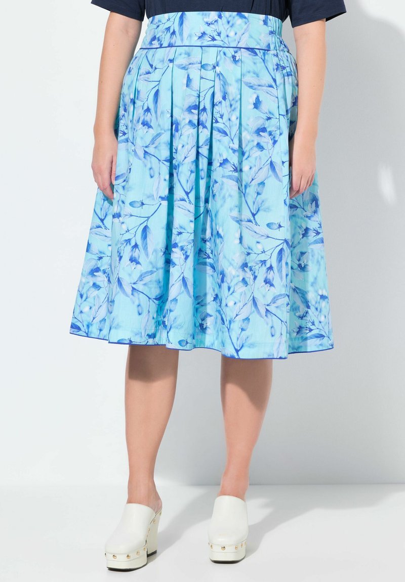 Gonna midi svasata in tessuto azzurro chiaro, caratterizzata da un motivo floreale in diverse tonalità di blu, con una texture plissettata e una vita piatta.