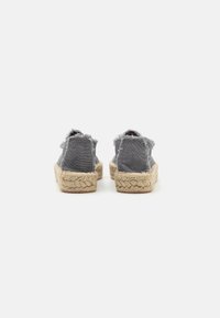 Espadrile din țesătură gri, cu margini desfăcute și talpă din iută țesută. Design de profil jos, cu spate rotunjit și detalii de cusătură rezistentă.