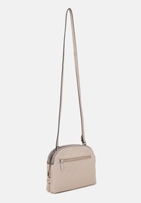 Borsa a tracolla beige trapuntata con due scomparti con zip, una tasca frontale e una lunga tracolla regolabile con dettagli in metallo argentato.
