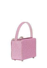 Kimaltav pink laukku, jossa on suorakaiteen muotoinen muoto, sileä kahva, metalliset yksityiskohdat ja pienet jalat vakauden takaamiseksi.